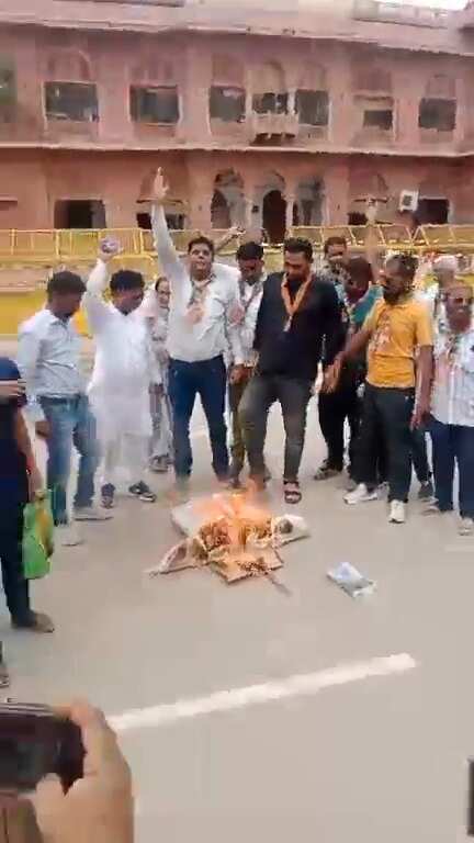 Bikaner : कांग्रेस जनों ने कलेक्ट्रेट में मुख्यमंत्री का जलाया पुतला