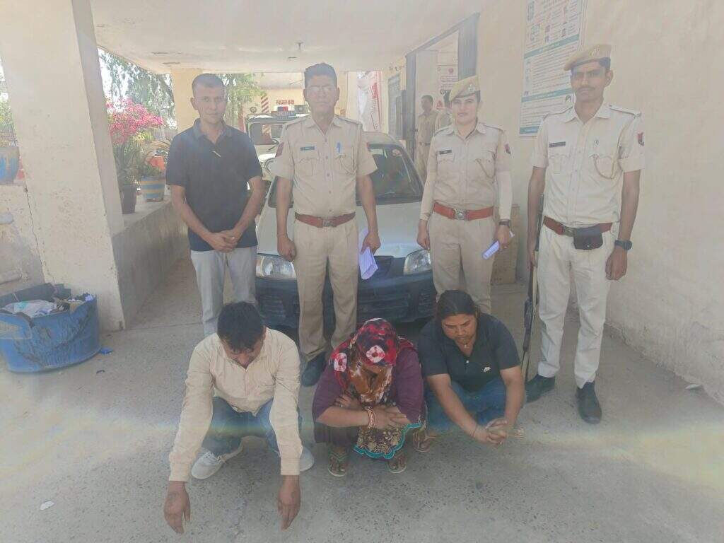 चोरी का तरीका: कार से उतर महिला लघुशंका के लिए बैठती तो बकरी चराने वाला दूर चला जाता है, पुरूष चारा दिखा बकरी उठा लेता