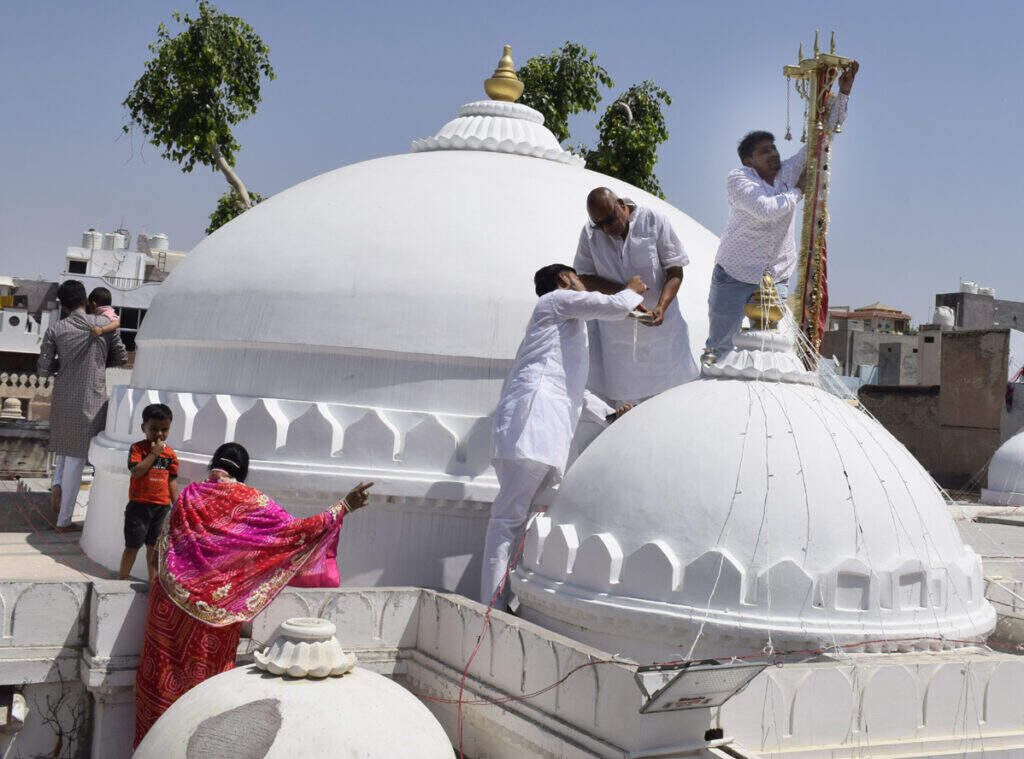 भगवान महावीर जयंती : भक्तामर पाठ, पक्षाल-चंदन पूजा, अहिंसा रैली, ध्वजा चढ़ाई