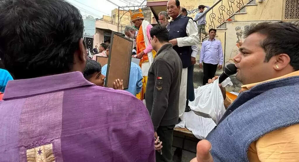नगद ₹5100 की राशि और हीरालाल मॉल में कपल डिनर का गिफ्ट वाउचर
