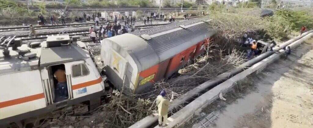 DERAILMENT IN AJMER : अहमदाबाद से आगरा के लिए रवाना हुई साबरमती एक्सप्रेस अजमेर में मदार स्टेशन के पास ट्रैक से उतरी
