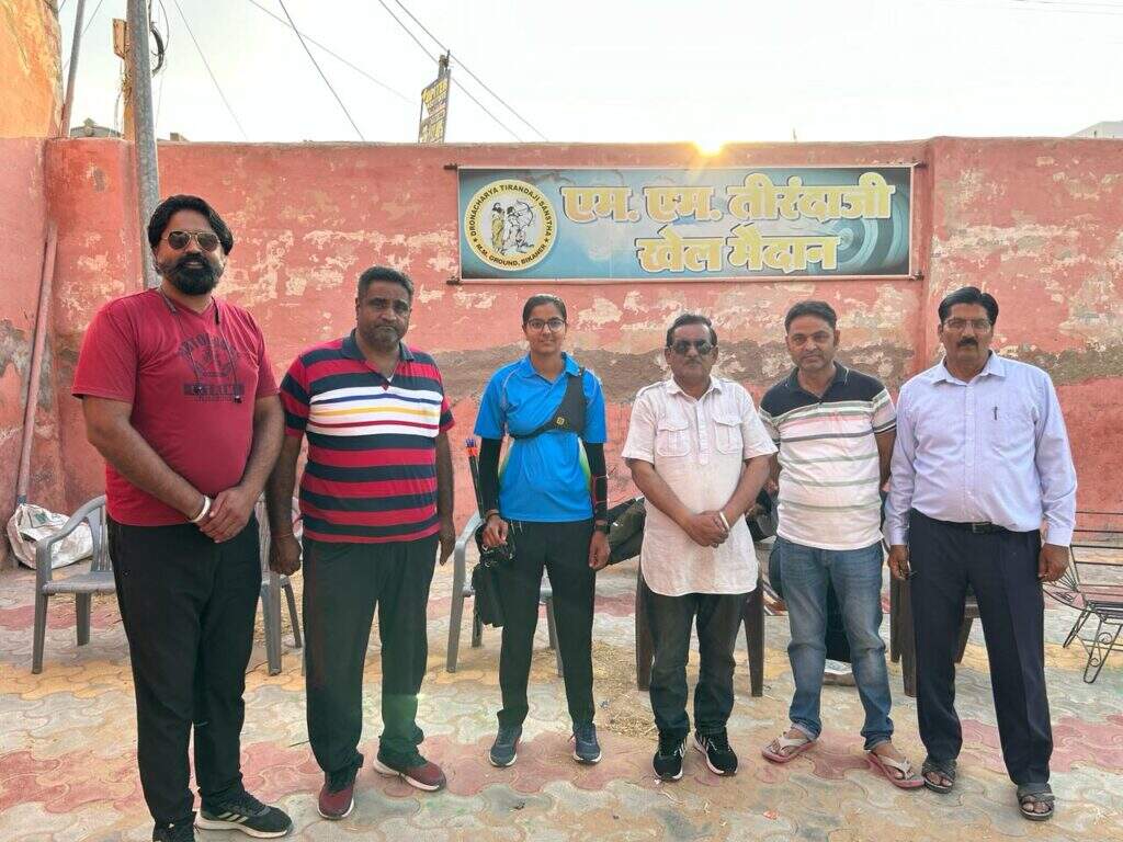 शिक्षा विभाग की पहल : खेल मैदान पर खिलाड़ियों को मतदान के लिये किया जागरूक