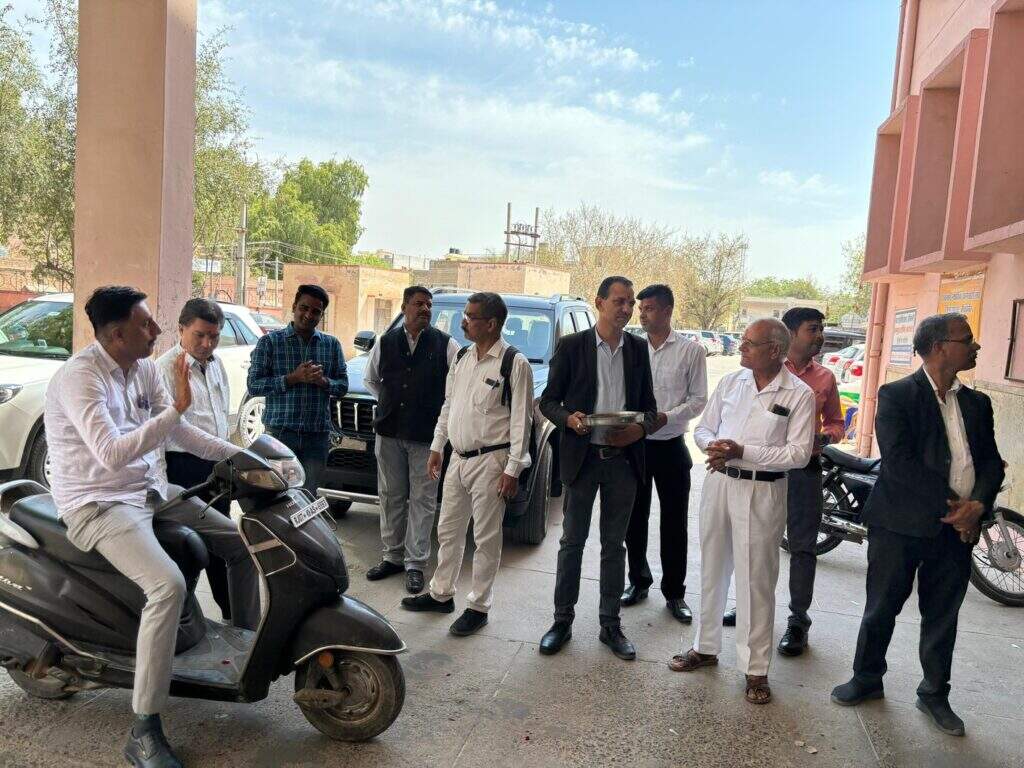 बीकानेर के अधिवक्ताओं ने तिलक लगाकर सभी का स्वागत किया
