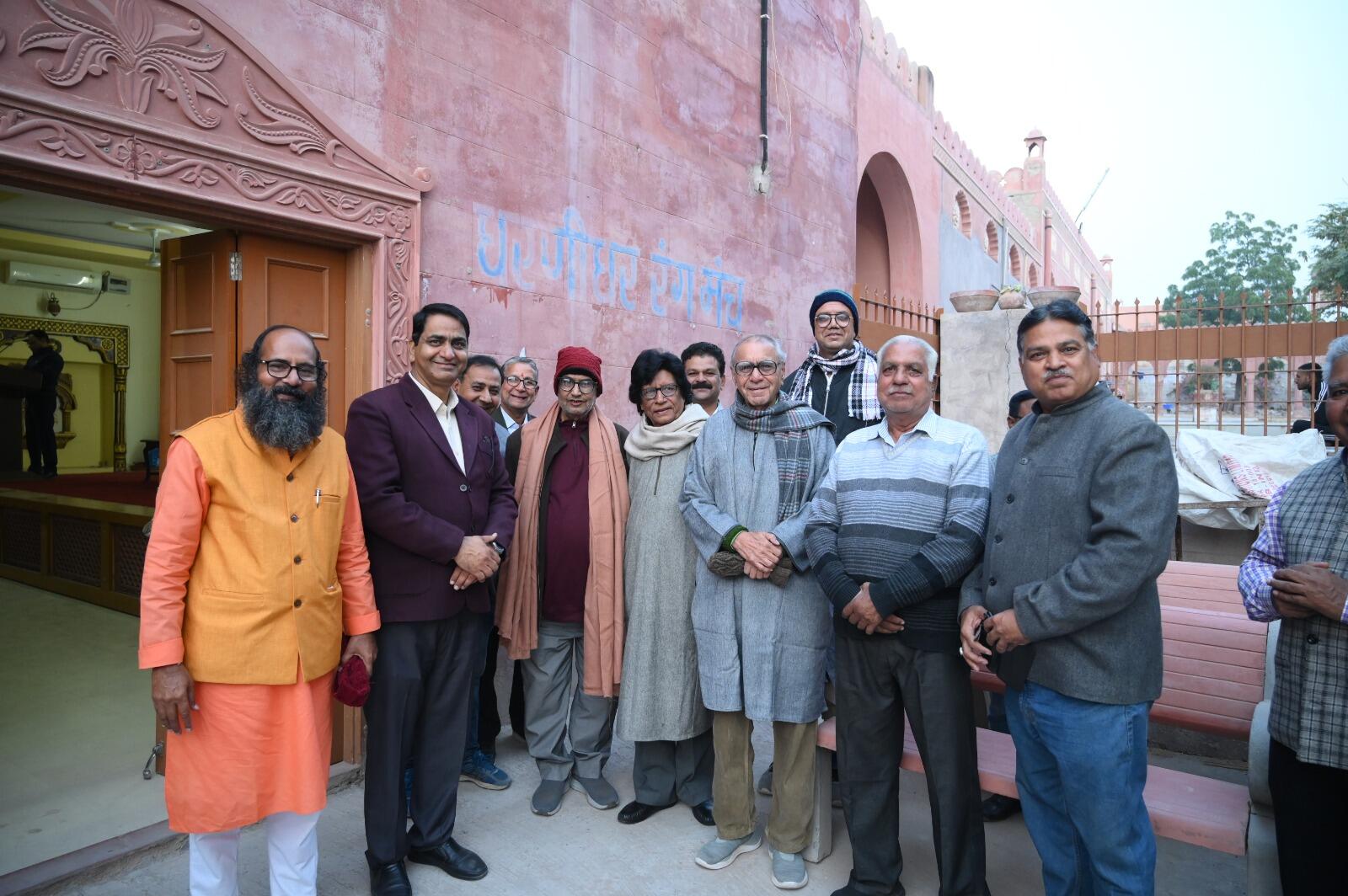 शीन काफ निजाम ने खास अंदाज में गालिब के संदर्भों से डॉ.नंदकिशोर होने के मायने समझाये, दाद और तालियाँ
