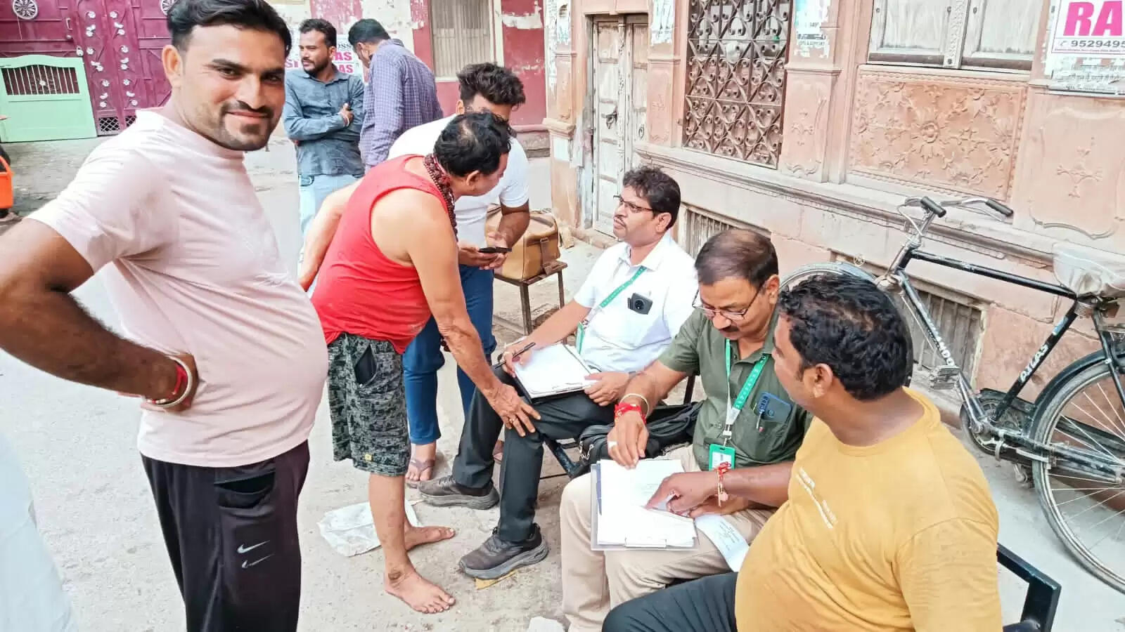 बीके स्कूल की फेमस कचौड़ी जले हुए तेल में तली जा रही