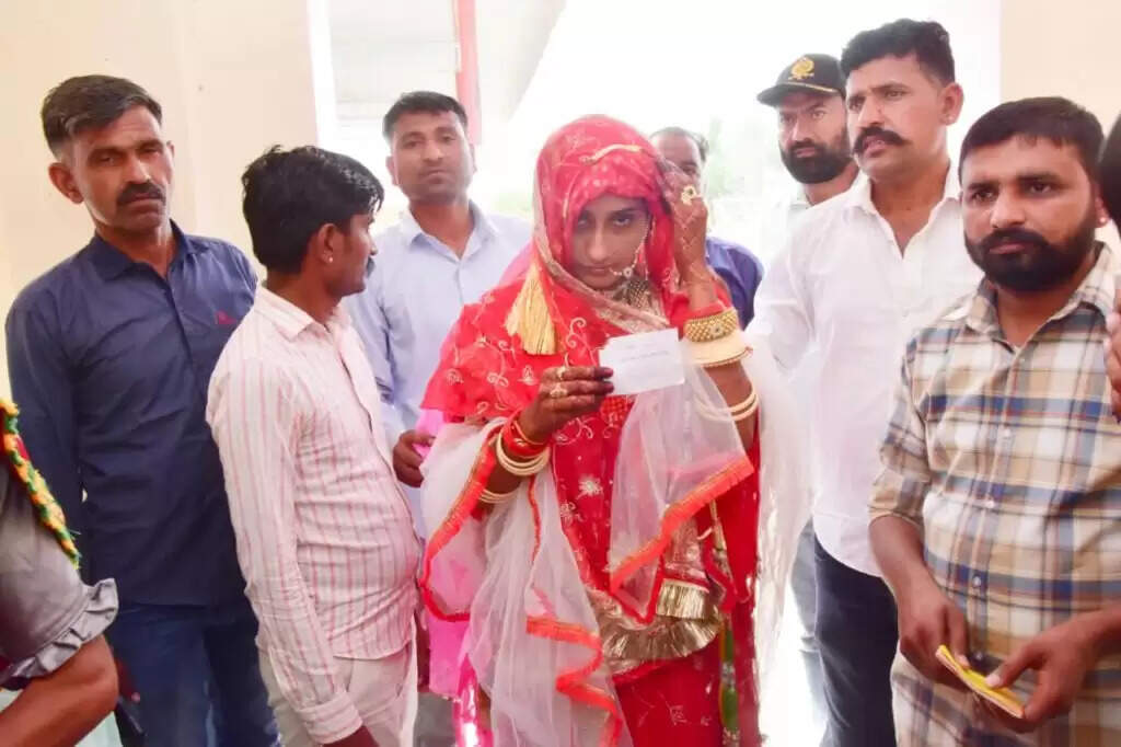 ब्याह के बाद बधावे के गीत सीधे पोलिंग बूथ पर, 100 पार की दादी पीढ़ियों को साथ ले वोट देने पहुंची