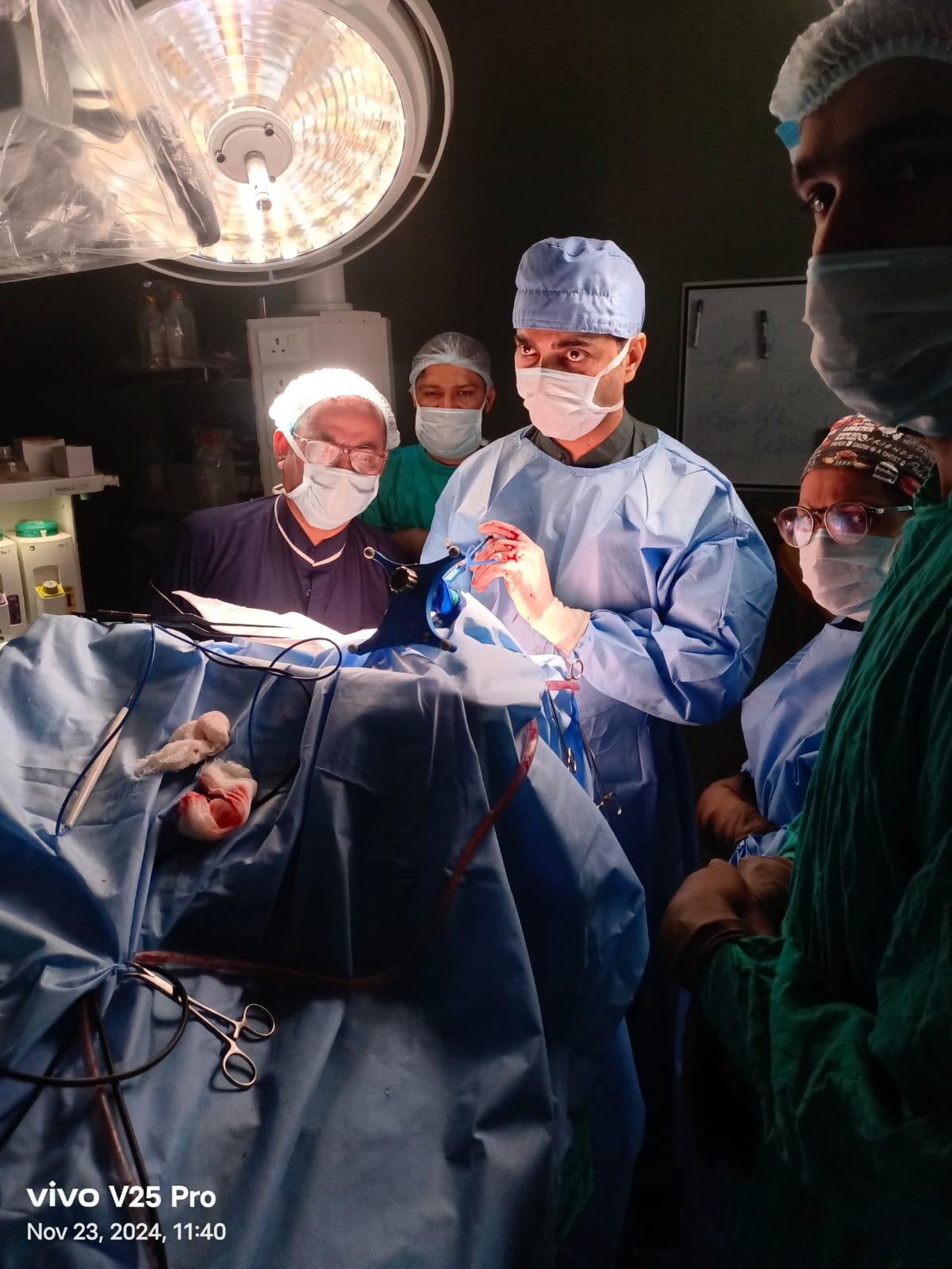 Awake Craniotomy in PBM : जागती हुई महिला से बातें करते, हाथ-पांव हिलाते कर दी ट्यूमर की जटिल सर्जरी
