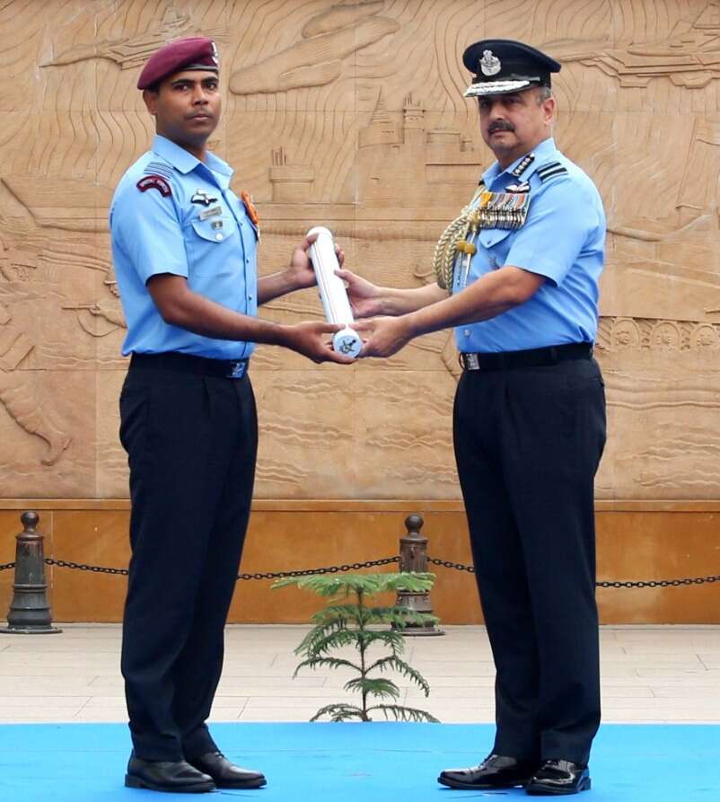 IAF INVESTITURE CEREMONY : एयर चीफ मार्शल वी.आर. चौधरी के हाथों 51 योद्धाओं को राष्ट्रपति पुरस्कार