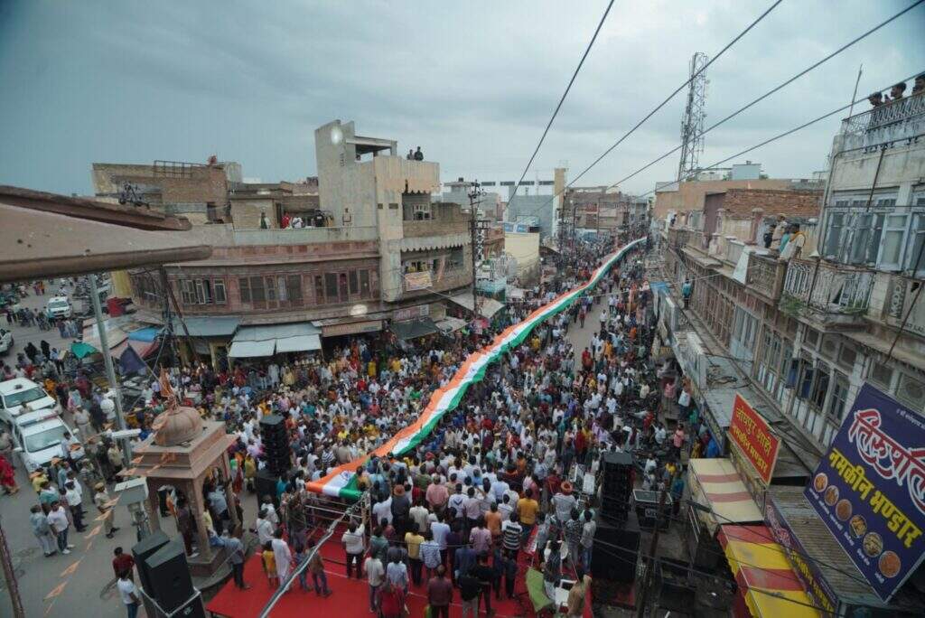 Bikaner : अनूठा तिरंगा उत्सव, एक किमी लंबा तिरंगा थाम हजारों सड़क पर उतरे