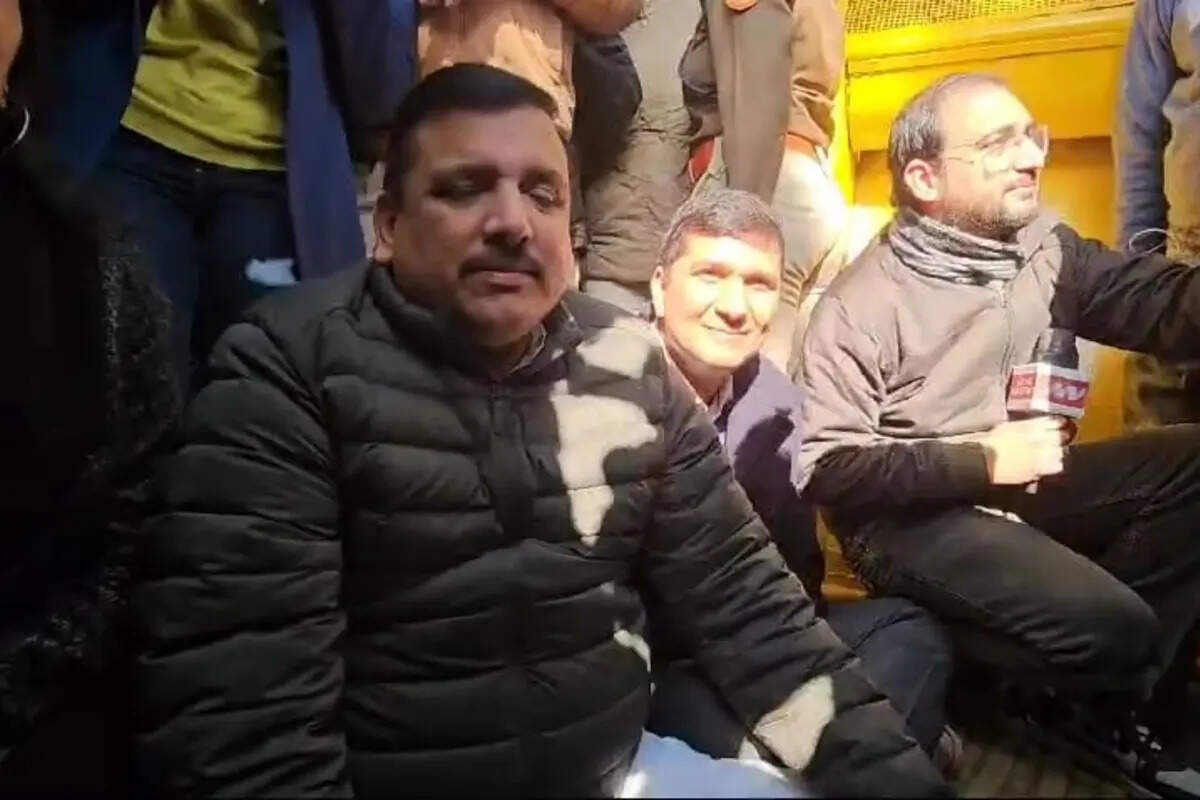 दिल्ली में शीशमहल V/S राजमहल की लड़ाई, आप नेता सीएम आवास पर