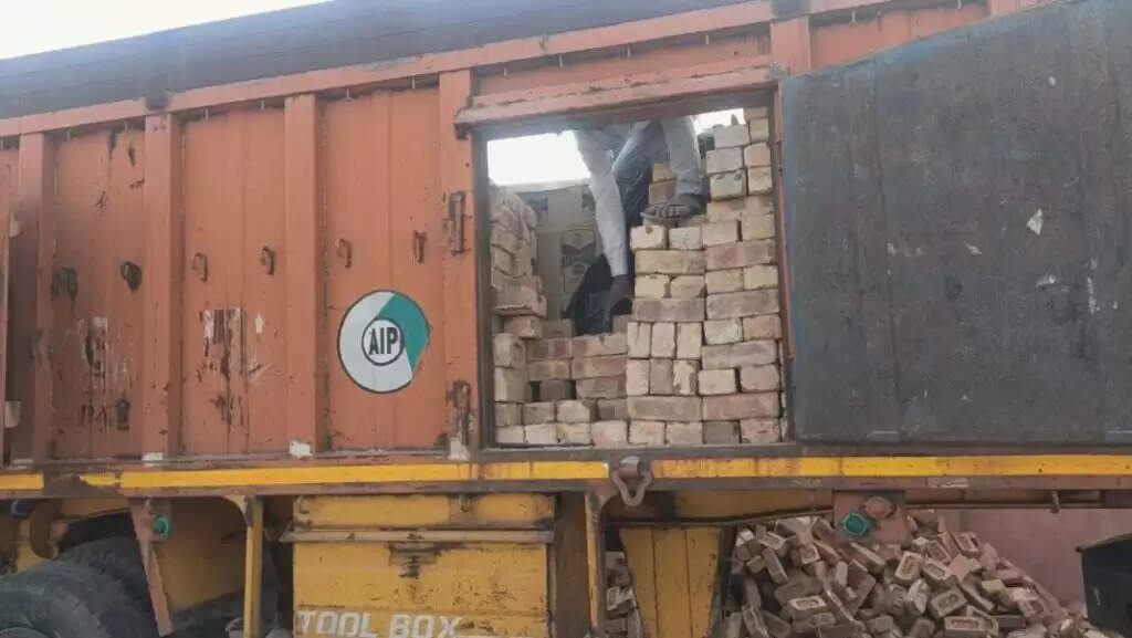 BIKANER POLICE की कार्रवाई: चार राज्यों का वांटेड शराब तस्कर नारायणराम को शराब से भरा ट्रक एस्काॅर्ट करते पकड़ा