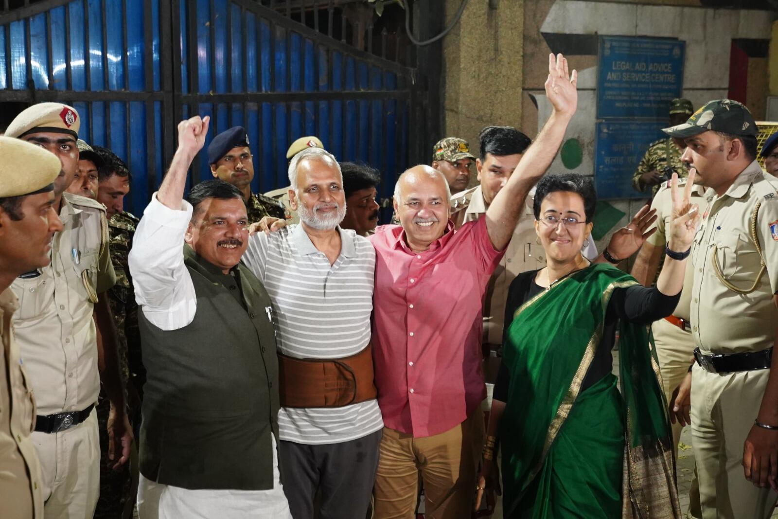AAP नेता सत्येंद्र जैन की रिहाई, सीएम सहित सभी नेता अगवानी में जेल पहुंचे