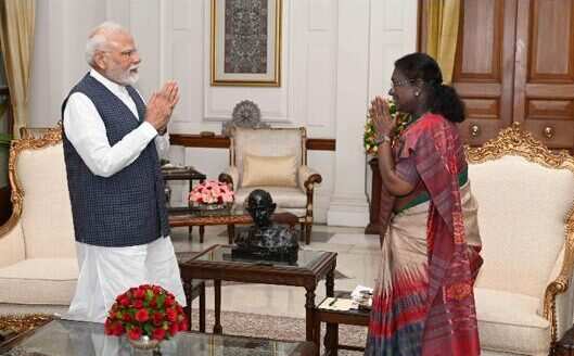 Operation SINDOOR की जानकारी राष्ट्रपति मुर्मू को देते पीएम मोदी और दोनों के बीच टेबल पर महात्मा गांधी