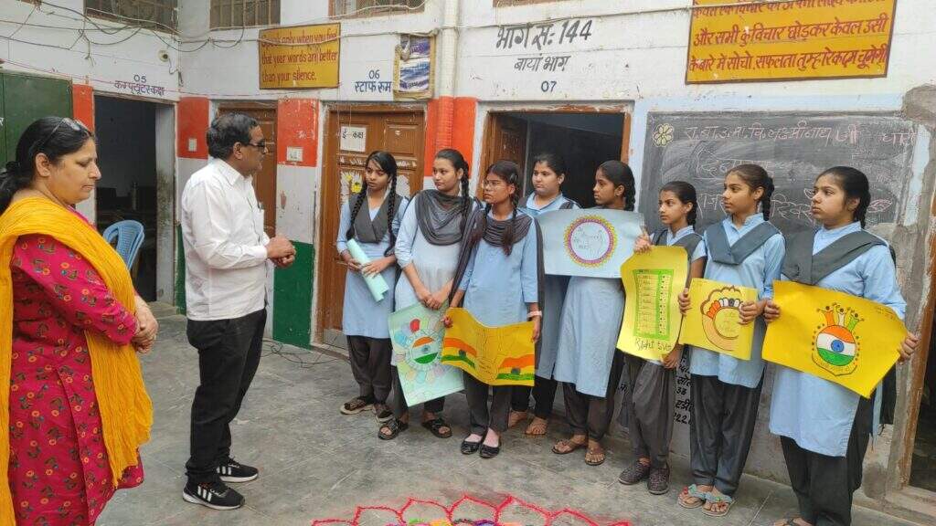 निजी और सरकारी स्कूलों में विद्यार्थियों को शत प्रतिशत मतदान की शपथ दिलाई