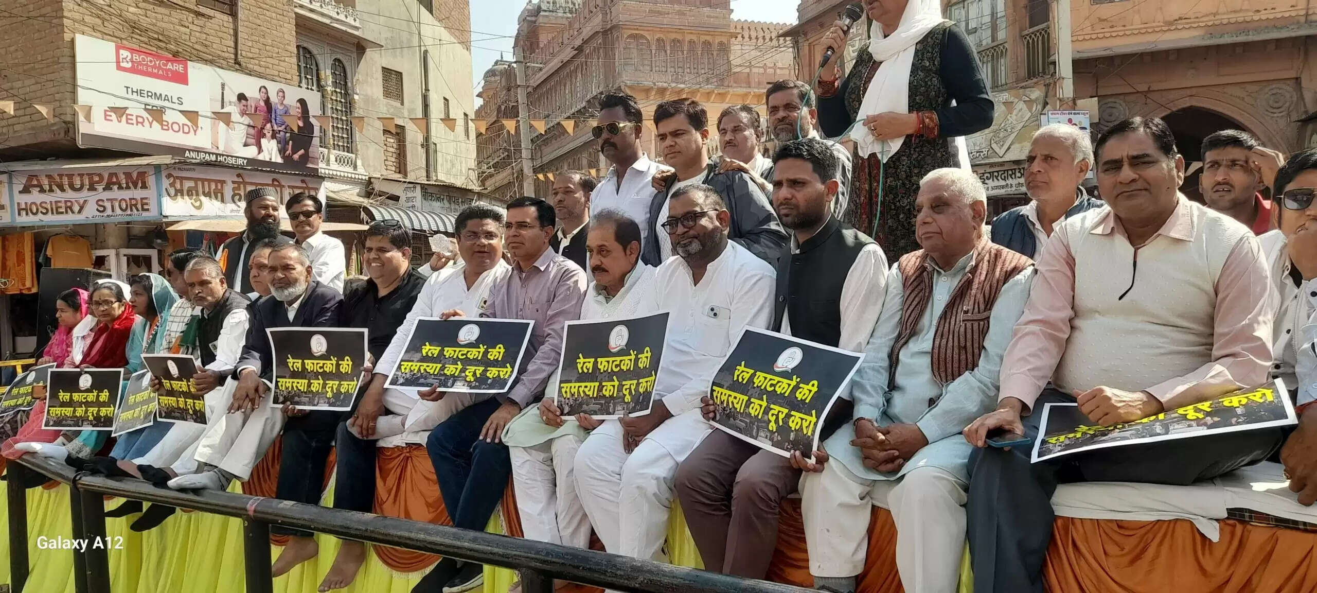 Bikaner : विपक्ष के तेवर में आई कांग्रेस ने कोटगेट पर धरना देकर अंडरपास का मुद्दा उठाया