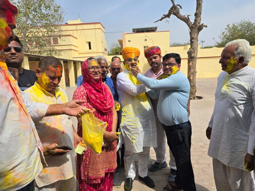कांग्रेस प्रत्याशी गोविंदराम ने कार्यालय में कार्यकर्ताओं के साथ होली खेली