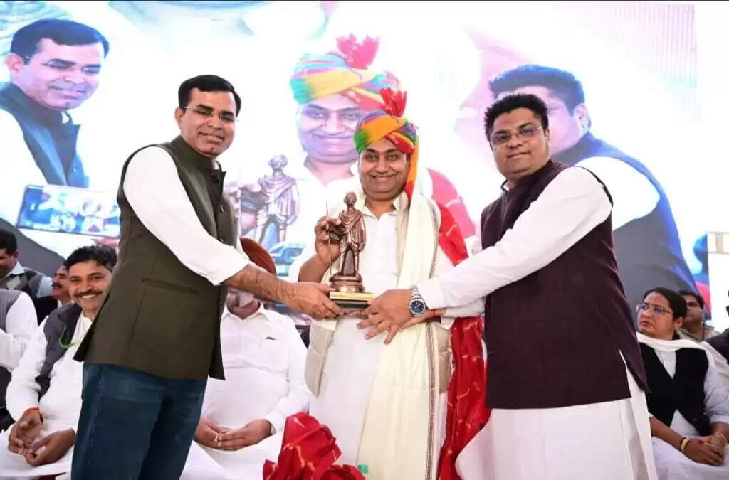 डोटासरा, जूली, रंधावा बोले, कांग्रेस यही तेवर-एकजुटता दिखायें तो अर्जुनराम की हार तय