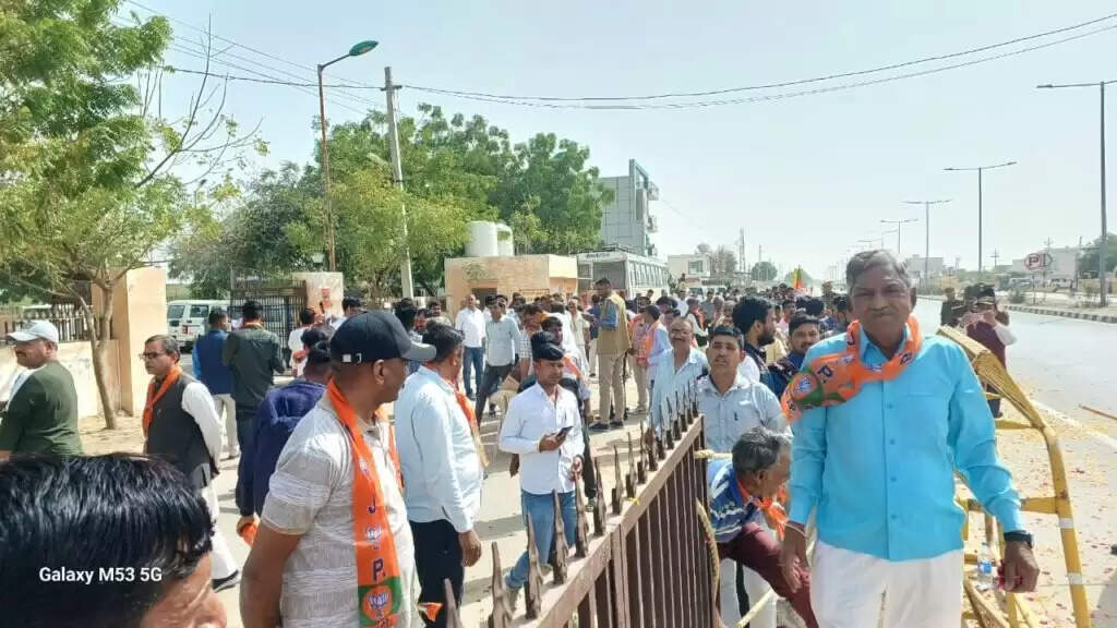 भाजपा ने विधानसभावार स्वागत करने वाले जुटाए, फर्राटा भरते निकल गया शाह का काफिला