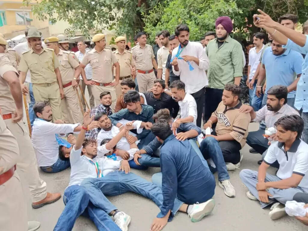 Shriganganagar : एनएसयूआई कार्यकर्ताओं को पुलिस ने लाठियां बजा तितर-बितर किया