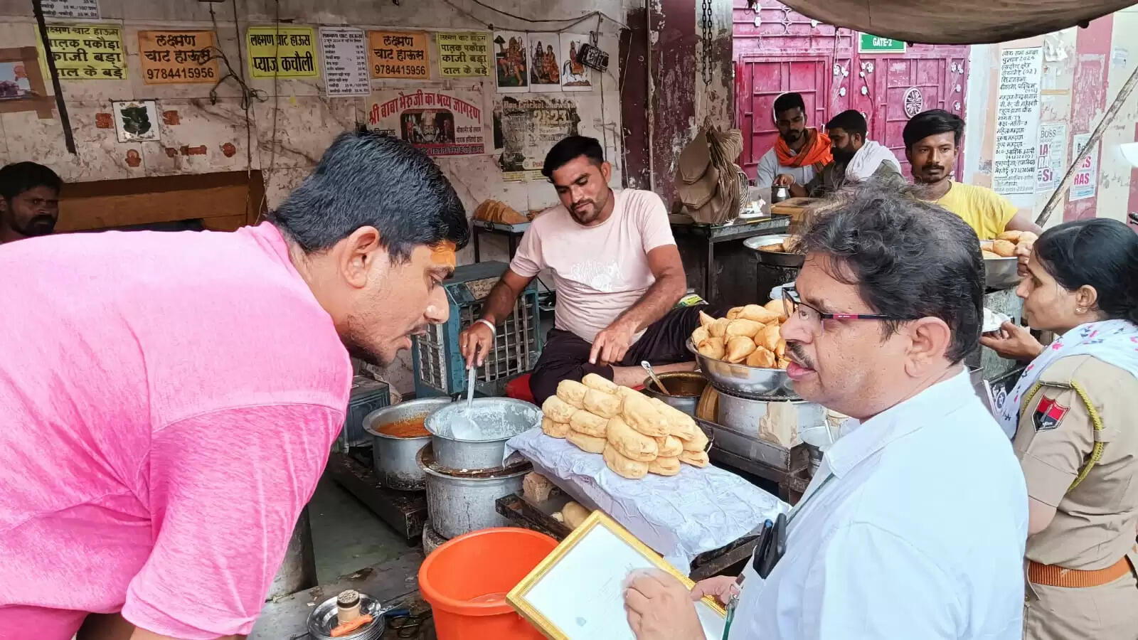 बीके स्कूल की फेमस कचौड़ी जले हुए तेल में तली जा रही