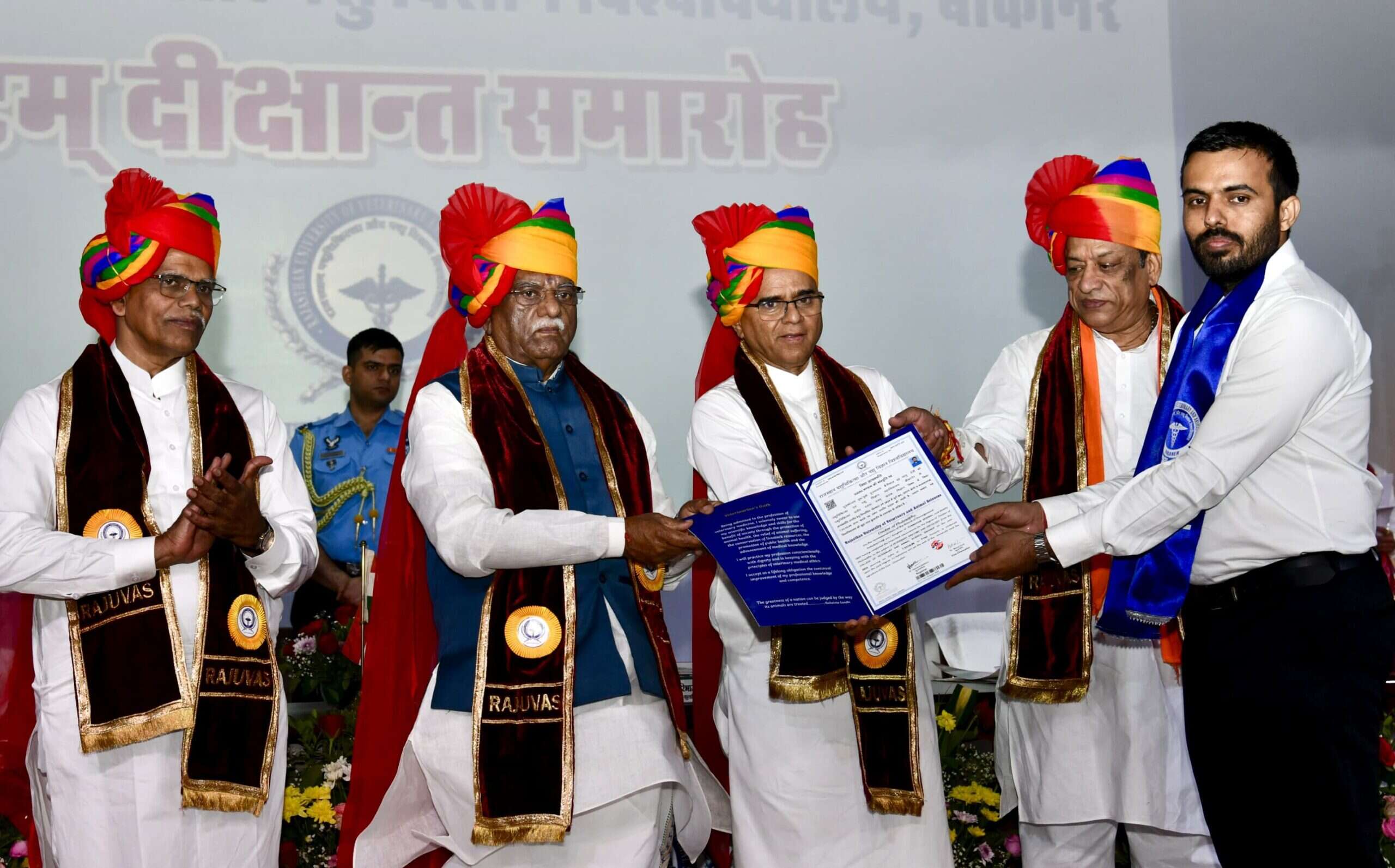 RAJUVAS : राज्यपाल हरिभाऊ बागड़े ने वेटेरिनरी यूनिवर्सिटी के दीक्षांत समारोह में सौंपे डिग्री-पदक