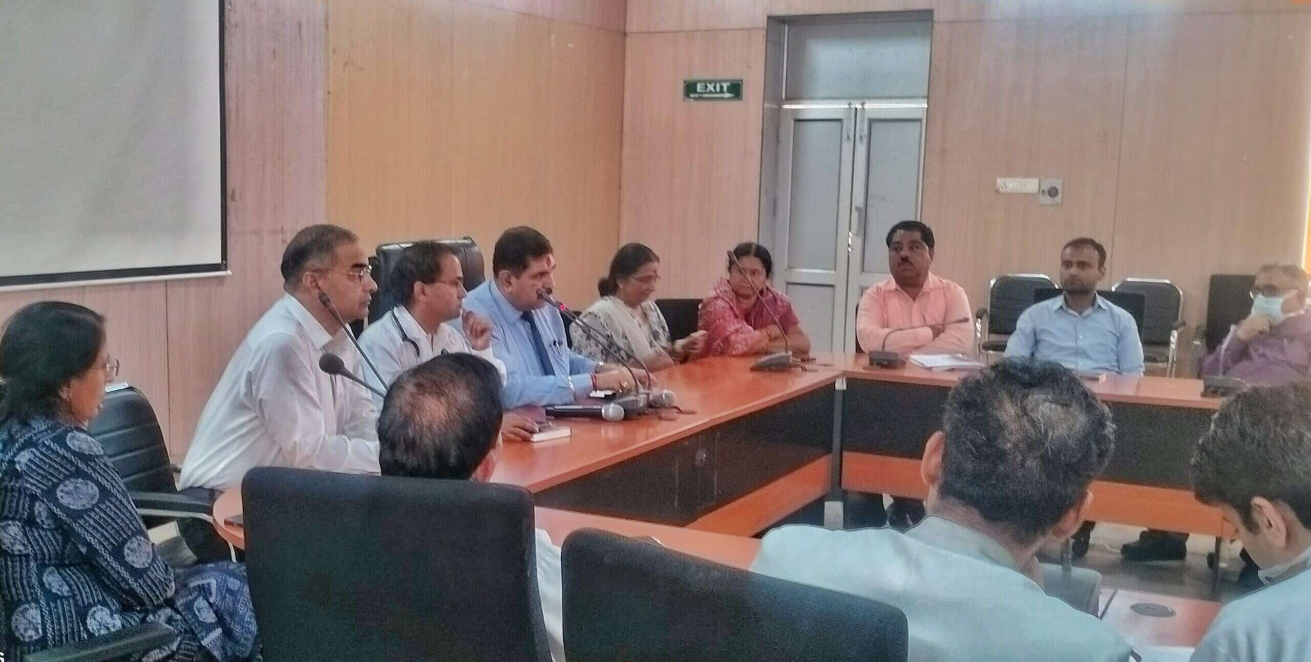 मुख्यमंत्री आयुष्मान आरोग्य योजना के बेहतर क्रियान्वयन एवं सफाई व्यवस्था की नियमित मॉनिटरिंग के दिए निर्देश