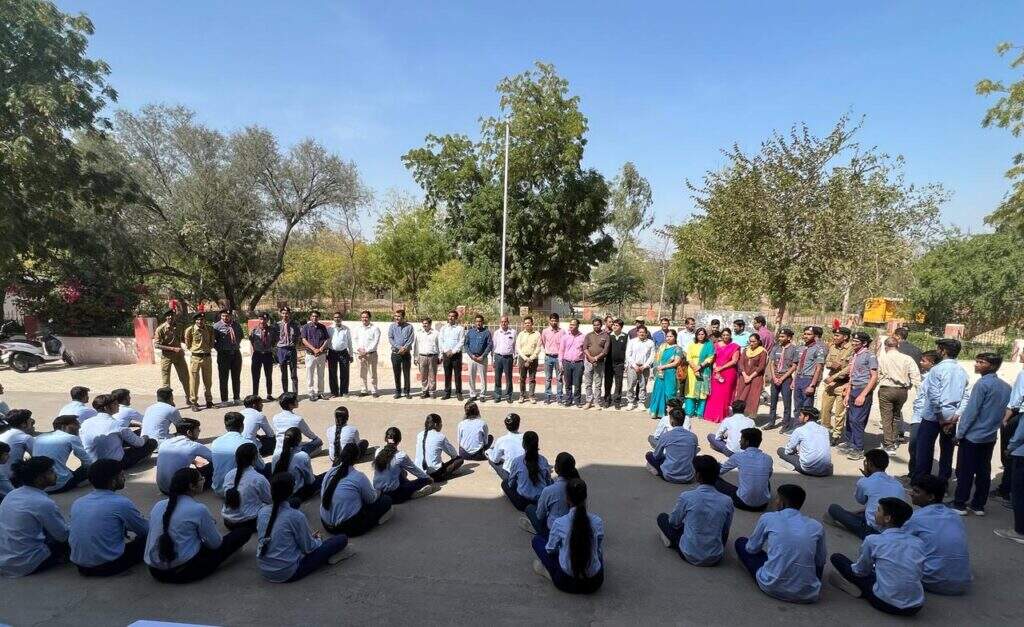 फर्स्ट टाइम वोटर्स को इलेक्ट्रॉनिक वोटिंग मशीन एवं वीवीपीएटी की जानकारी दी