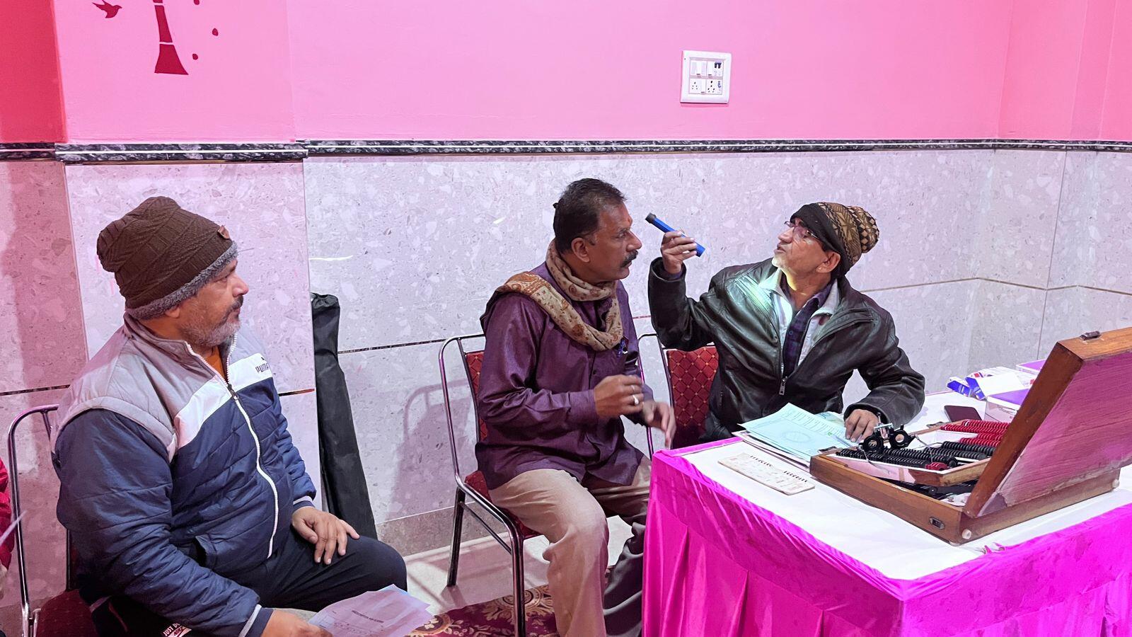 रोटरी क्लब और आचार्य नानेश रोटरी नेत्र के संयुक्त तत्वाधान मे नेत्र जाँच एवं चिकित्सा शिविर का हुआ आयोजन