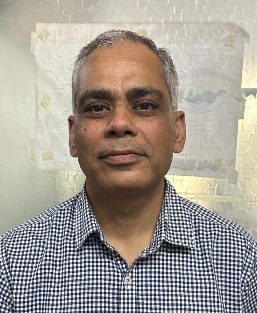 आंखों में खुशी की चमक : ऑप्थेल्मोलोजी के प्रोफेसर डा.अनिल चौहान ने एक दिन में 103 ऑपरेशन किये