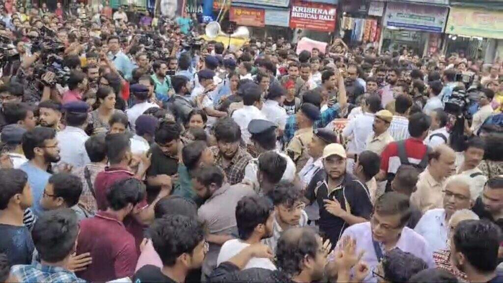 Kolkata : आरजी कर मेडिकल कॉलेज हॉस्पिटल में महिला डॉक्टर की खून से सनी नग्न लाश मिली