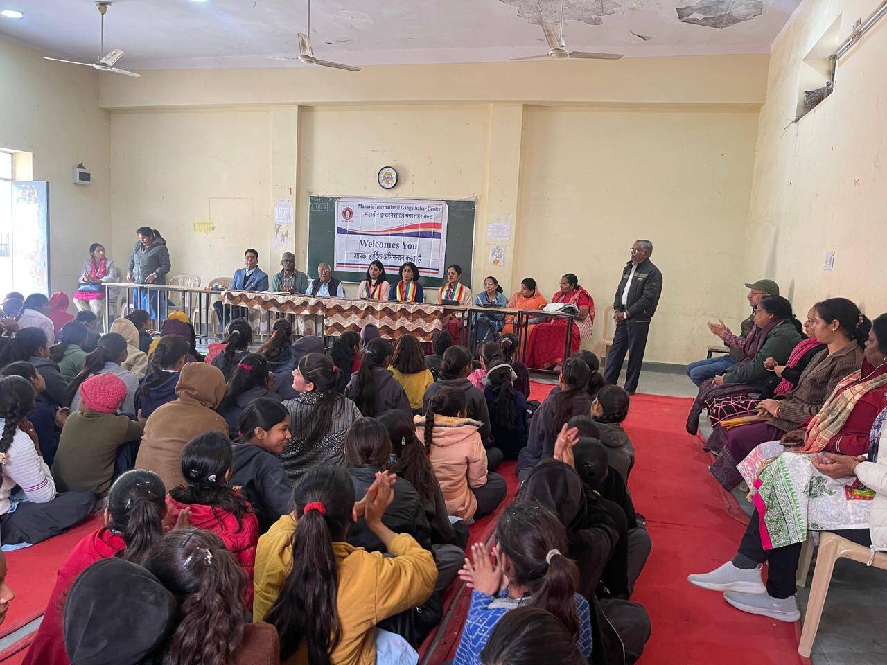 "झिझक छोड़ो, चुप्पी तोड़ो, खुलकर बोलो" – बांठीया स्कूल में स्वच्छता जागरूकता संगोष्ठी, इंसिनेटर मशीन भेंट
