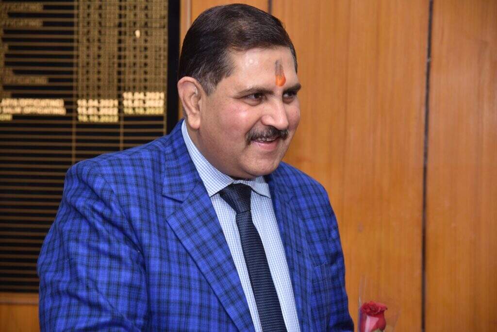 आंखों में खुशी की चमक : ऑप्थेल्मोलोजी के प्रोफेसर डा.अनिल चौहान ने एक दिन में 103 ऑपरेशन किये