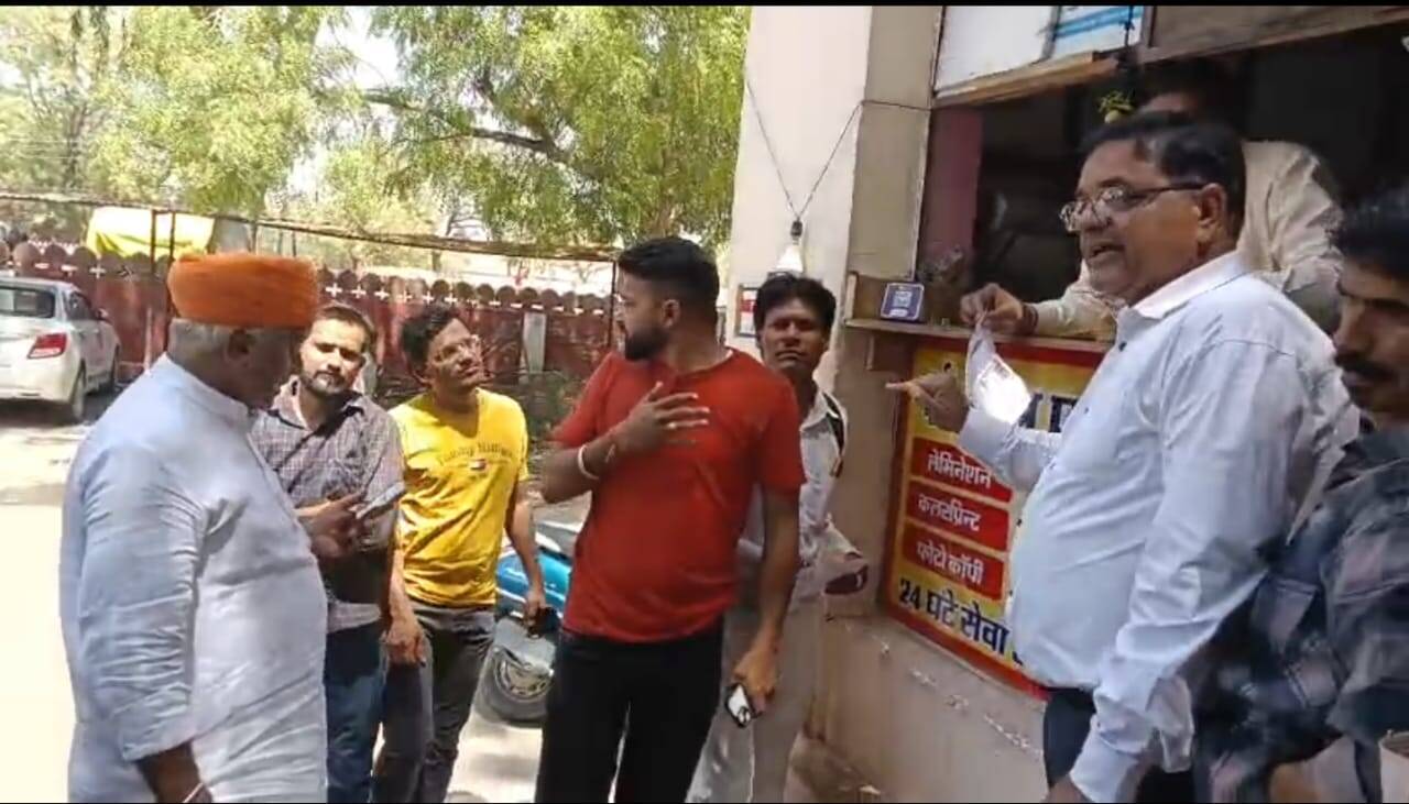 PBM : एक रुपए वाली फोटो कॉपी के 10 रुपए लेने की शिकायत,एमएलए जेठानन्द ने बोगस ग्राहक भेजा, खुद मौके पर पहुंचे