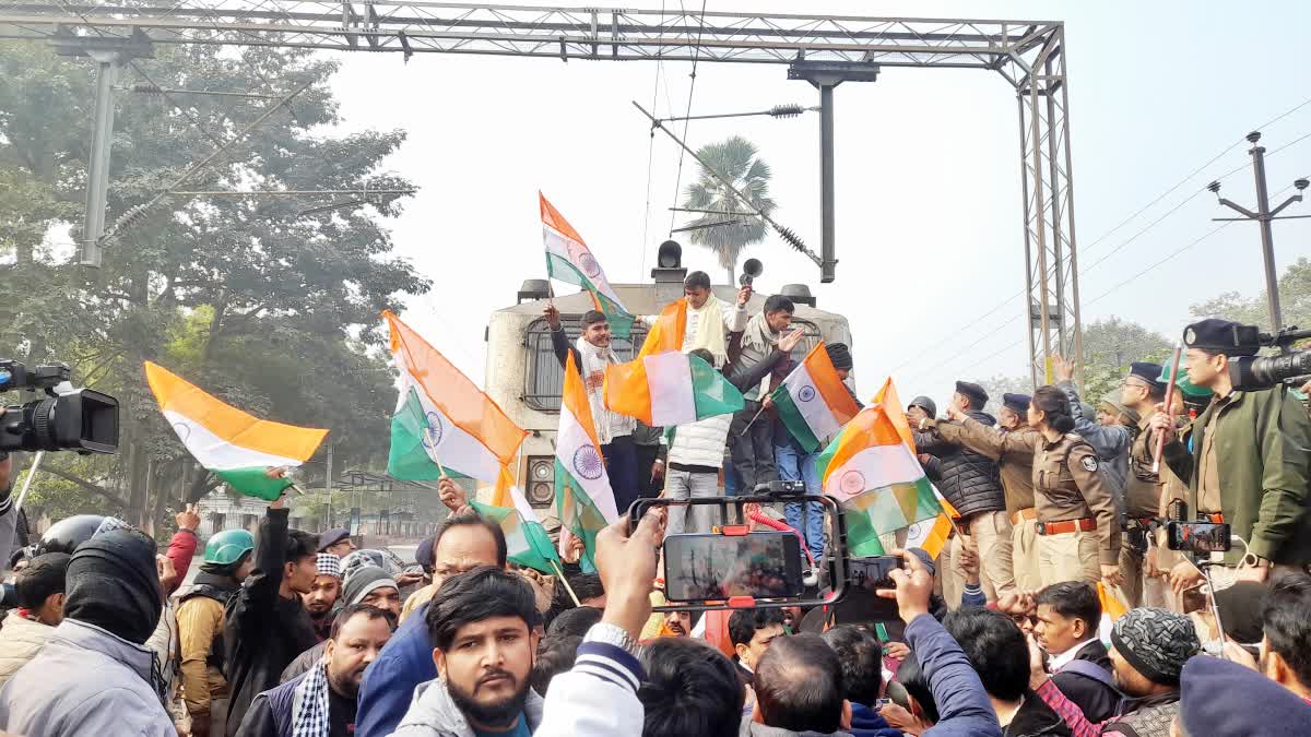 BPSC Protest :  पप्पू यादव के समर्थन के बाद रेलवे ट्रैक पर बैठे प्रदर्शंकारी छात्र