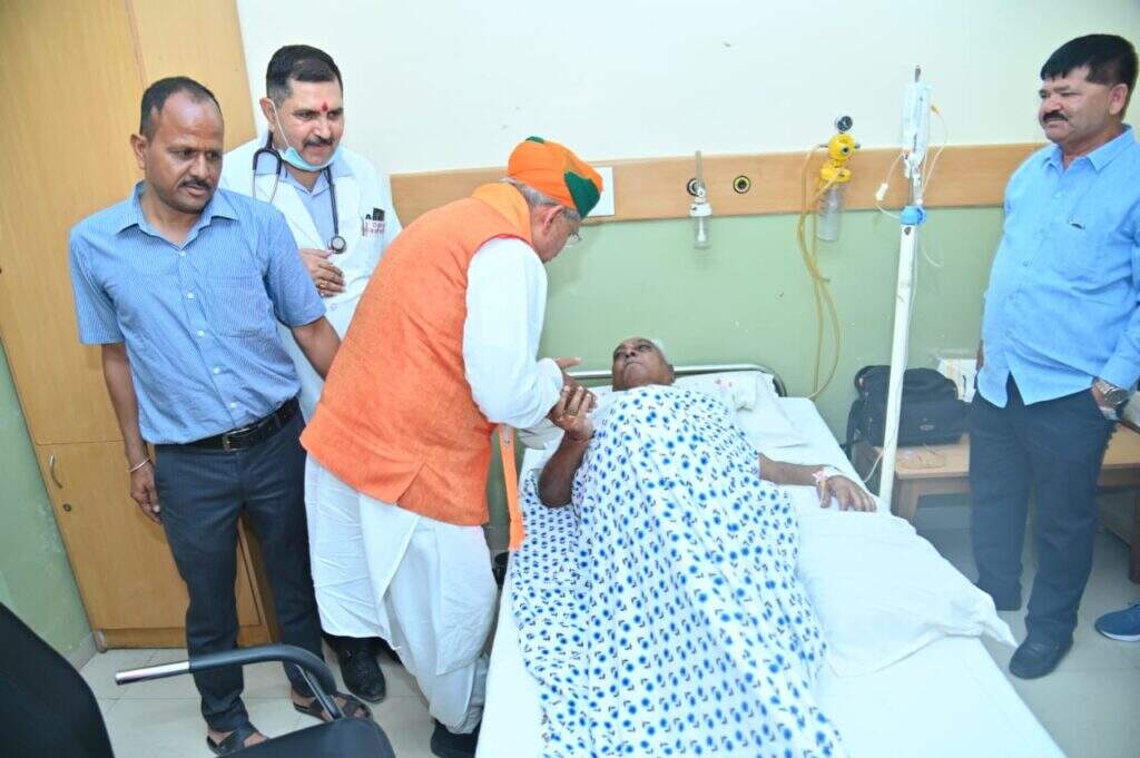 प्रत्याशी अर्जुनराम, मंत्री गजेन्द्रसिंह सहित पूरी भाजपा हालचाल जानने पहुंची