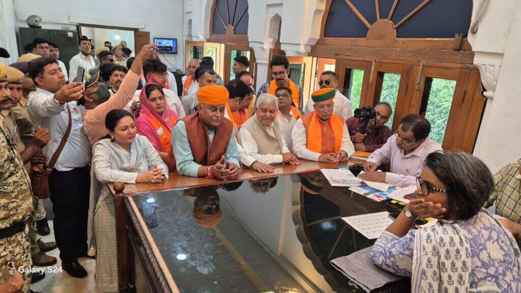 दो कैबिनेट मंत्रियों, पांच विधायकों, विधानसभा प्रत्याशियों सहित भाजपा नेताओं के साथ नामांकन दाखिल कर अर्जुनराम ने शुरू किया प्रचार