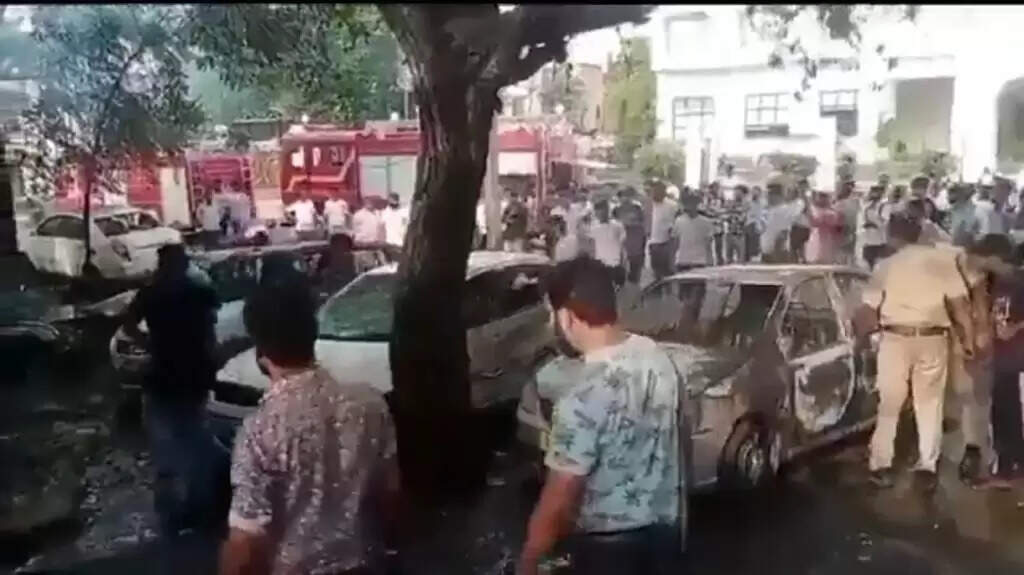 UDAIPUR : हजारों सड़क पर, गाड़ियां फूंकी, नेट बंद, धारा 163 लागू बच्चे लड़े, शहर जल गया