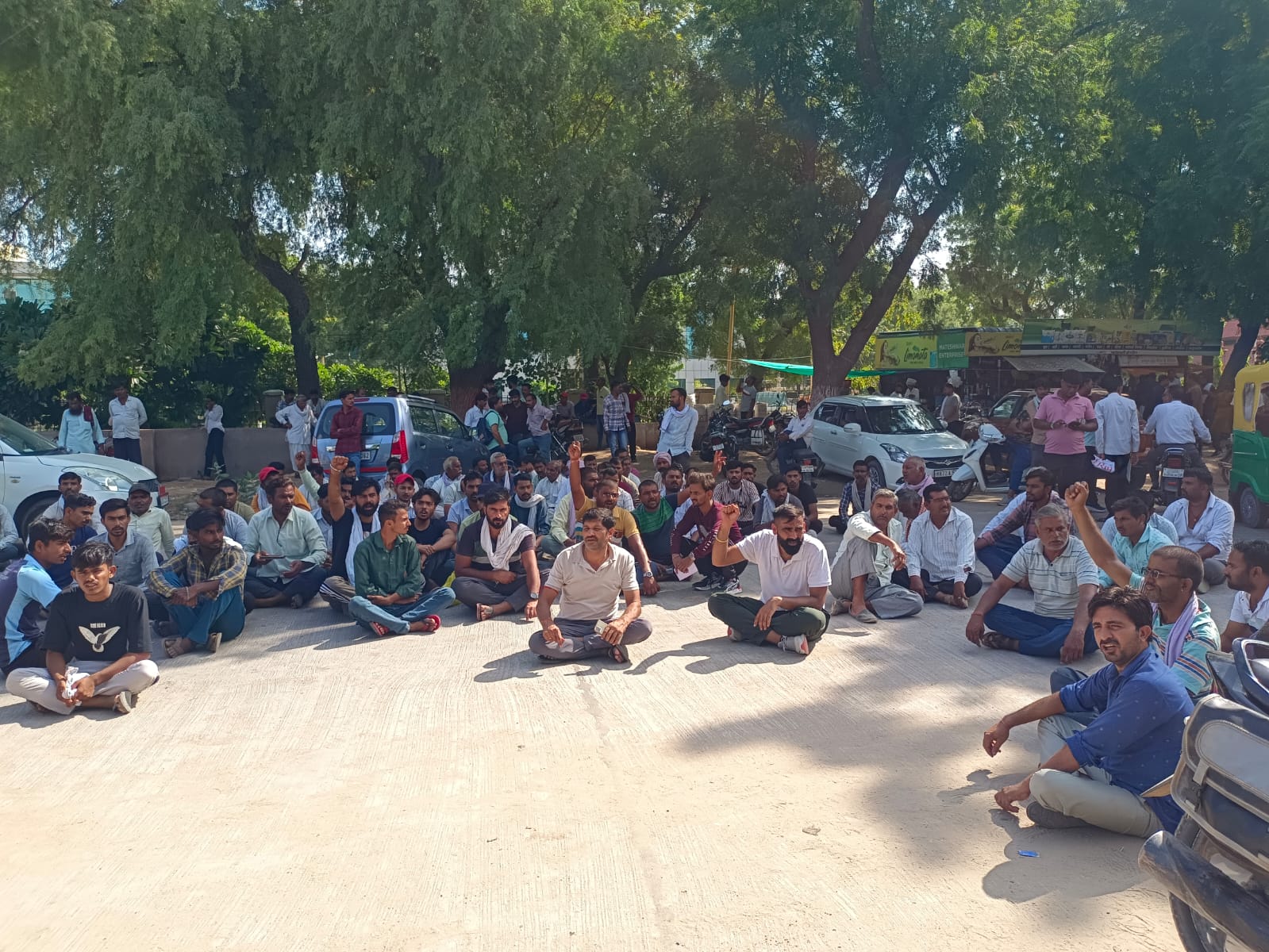 Bikaner : हत्या के आरोपियों को गिरफ्तार करने की मांग पर मोर्चरी के आगे धरना