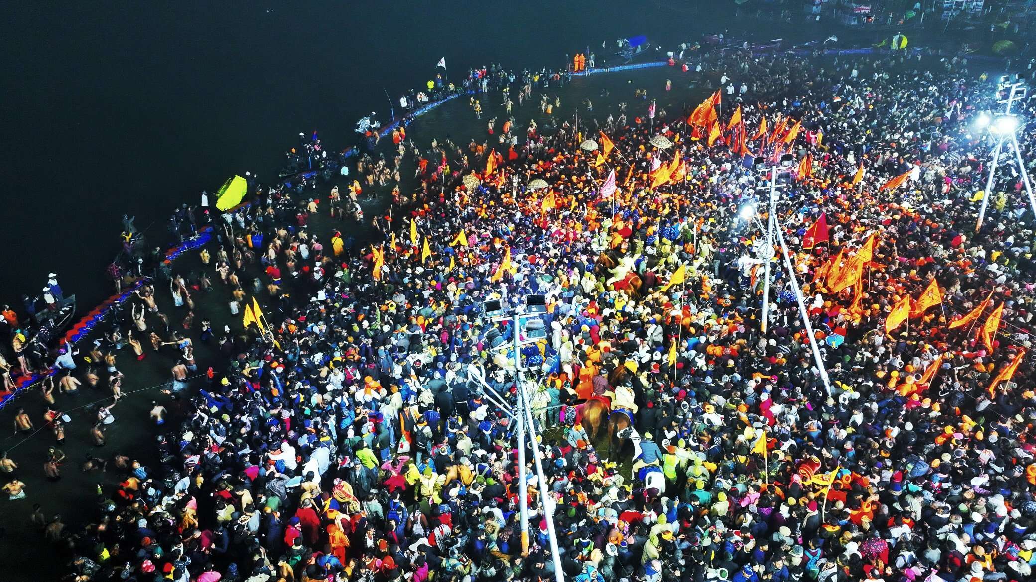 महाकुंभ 2025 : सबसे पहले महानिर्वाणी अखाड़ा ने किया स्नान, देखे महाकुंभ की कुछ खास झलकियां