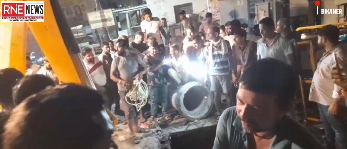 नाले में फंसी गाय निकालने शहरवासी 10 फीट नीचे गंदे पानी में उतरे तीन घंटे करते रहे मशक्कत !