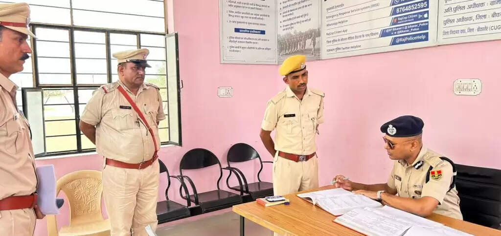 BIKANER : आईजी ओमप्रकाश श्रीडूंगरगढ़-सेरूणा थाने पहुंचे, पुलिस का काम देखा, नसीहतें दी