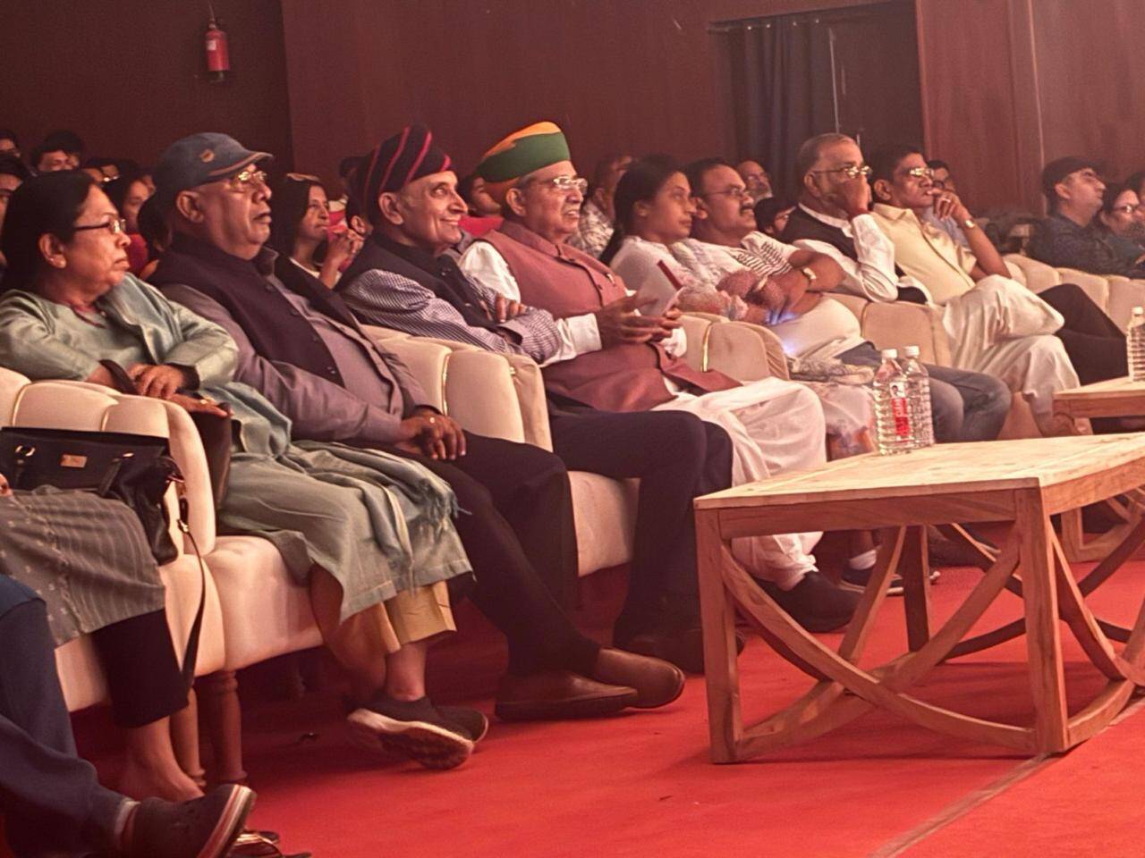 संवेदनाओं का मंचन - नाटकों का संगम : करुणा, हास्य और सामाजिक यथार्थ का चित्रण