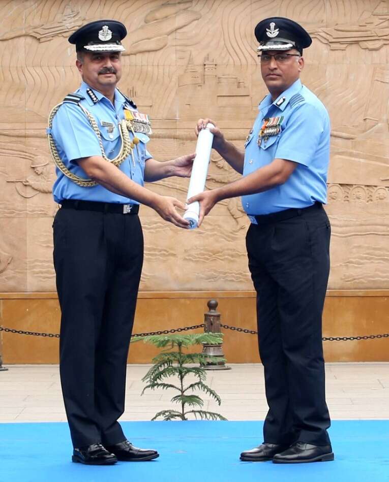 IAF INVESTITURE CEREMONY : एयर चीफ मार्शल वी.आर. चौधरी के हाथों 51 योद्धाओं को राष्ट्रपति पुरस्कार
