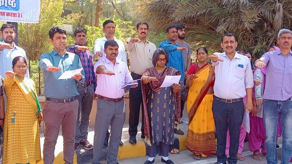 कलेक्ट्रेट में जिला निर्वाचन अधिकारी और पर्यवेक्षकों ने किया अवलोकन
