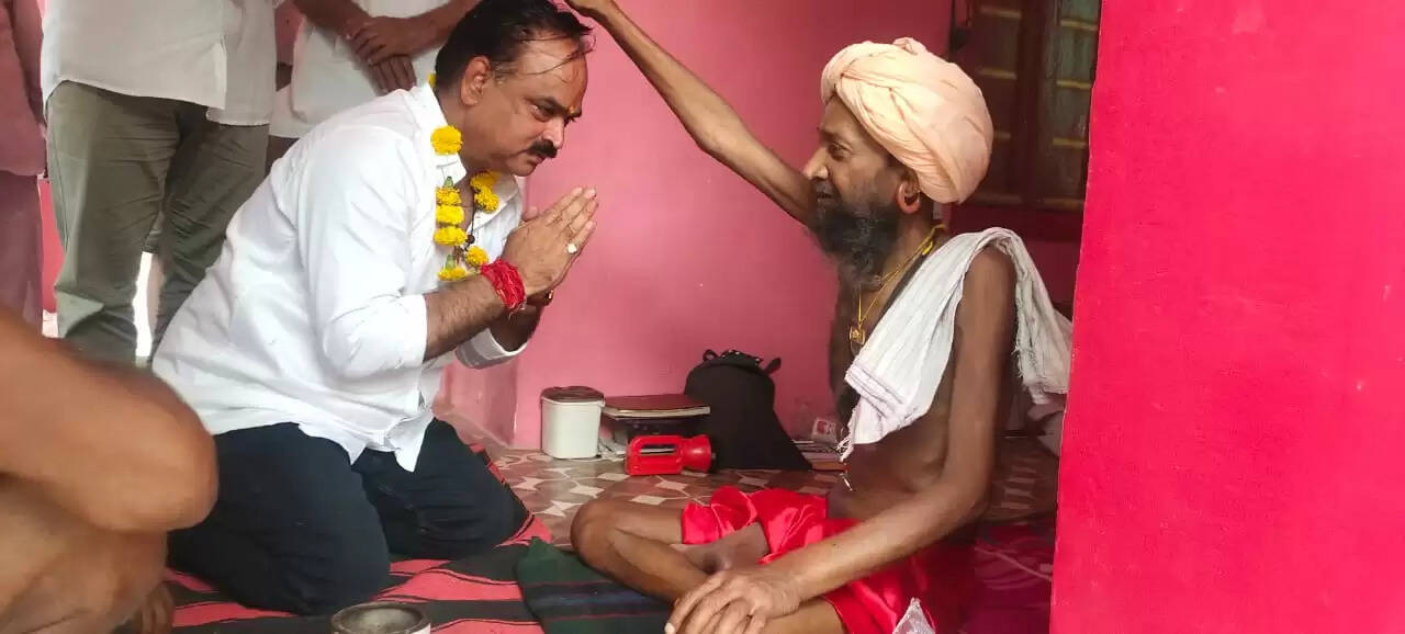 पाल टूटने से बस्ती में भर गया था पानी, उप महापौर पंवार निगम की टीम लेकर पहुंचे