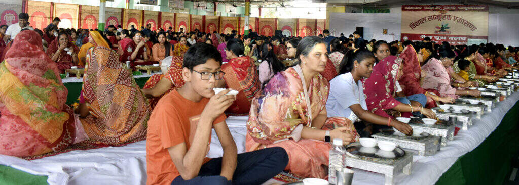 खास आयोजन : 48 मिनट के एक मुर्हूत में 2500 ने जैन सात्विक भोजन ग्रहण किया