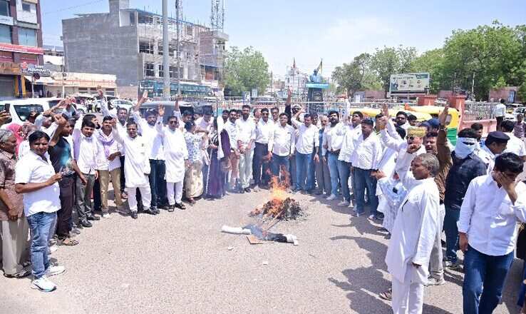 जूली मंदिर में गये तो गंगाजल छिड़का, आहूजा बीजेपी से सस्पेंड, नेमप्लेट पर कालिख!
