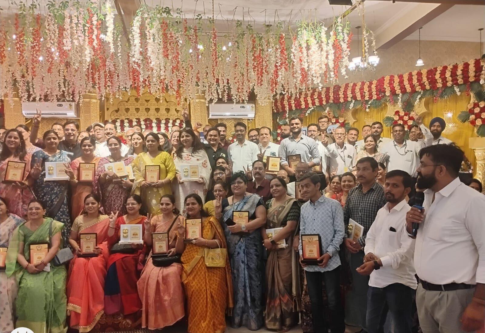 एसकेडीयू ने शिक्षा के क्षेत्र में उत्कृष्ट कार्य करने वाले गुरुजनों को गुरु वंदन सम्मान से किया सम्मानित