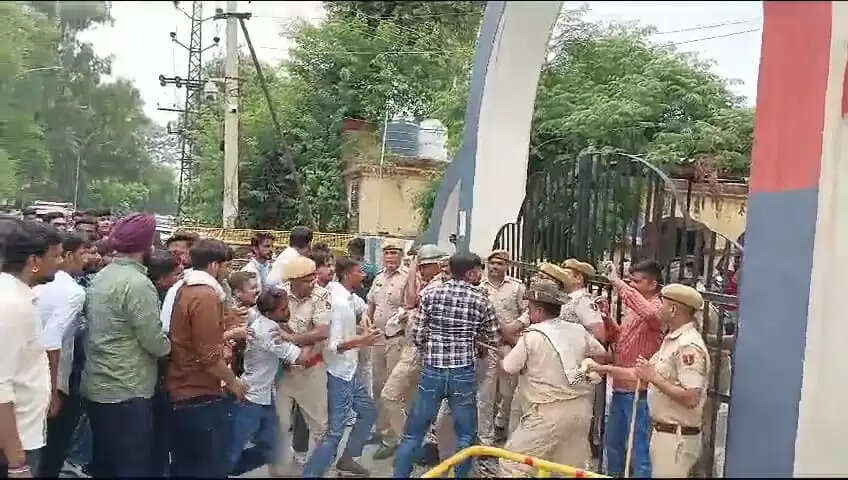 Shriganganagar : एनएसयूआई कार्यकर्ताओं को पुलिस ने लाठियां बजा तितर-बितर किया