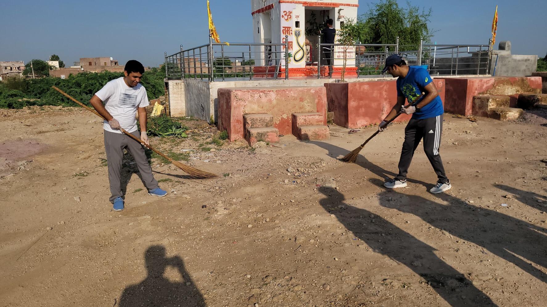 जिला कलेक्टर के नेतृत्व में जुटे अधिकारी व शहरवासी